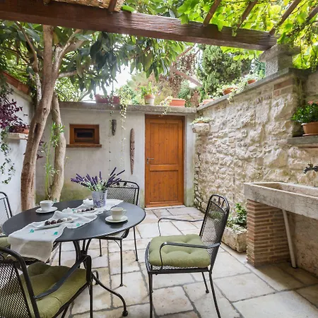 Strandnahes Inmitten Der Altstadt Mit Mediterranem Garten - Nur 150 Meter Zum Porec