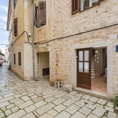 Apartamento Strandnahes Inmitten Der Altstadt Mit Mediterranem Garten - Nur 150 Meter Zum Poreč