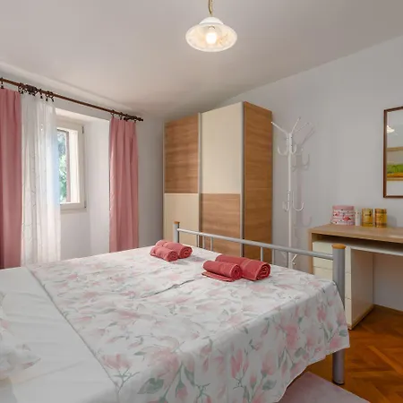 Apartamento Strandnahes Inmitten Der Altstadt Mit Mediterranem Garten - Nur 150 Meter Zum Poreč