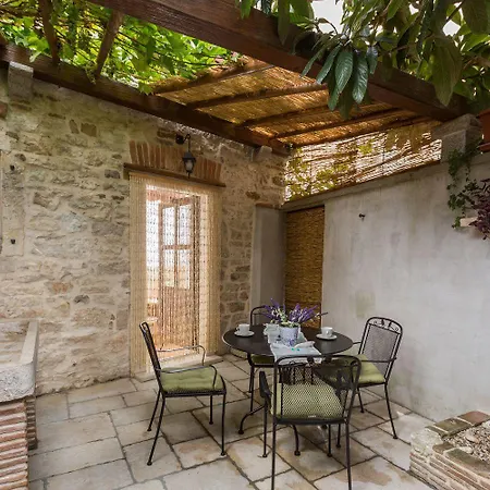 Strandnahes Inmitten Der Altstadt Mit Mediterranem Garten - Nur 150 Meter Zum Poreč