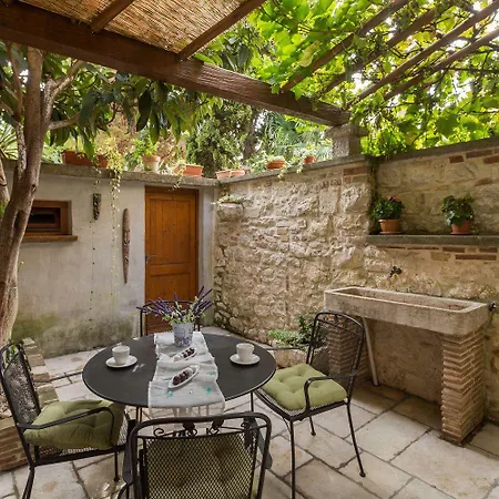 Strandnahes Inmitten Der Altstadt Mit Mediterranem Garten - Nur 150 Meter Zum * Poreč