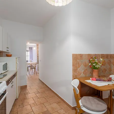 Strandnahes Inmitten Der Altstadt Mit Mediterranem Garten - Nur 150 Meter Zum Apartment Porec